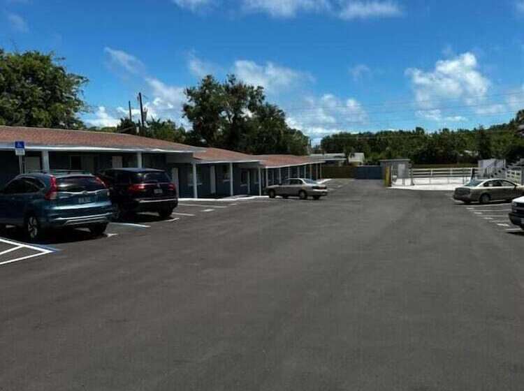 Отель Red Carpet Inn Daytona Beach