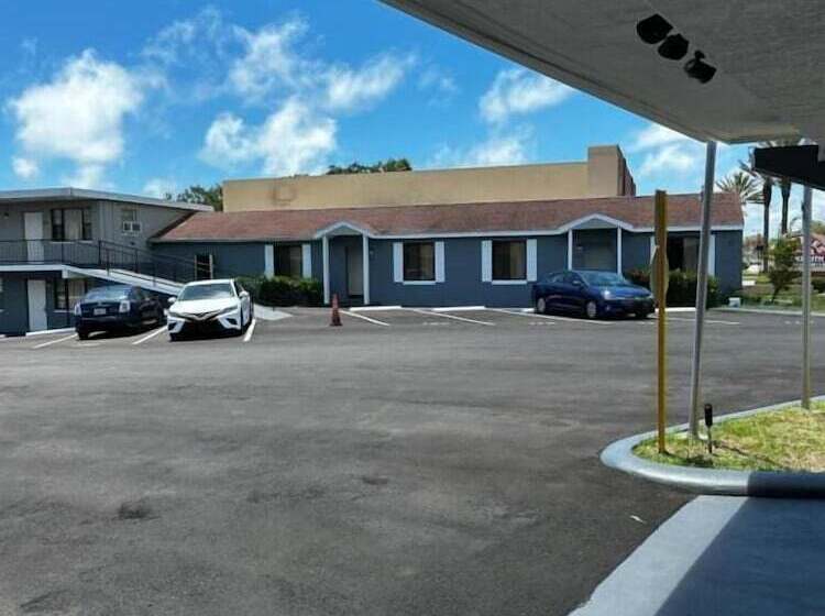 Отель Red Carpet Inn Daytona Beach