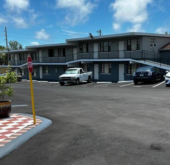 Отель Red Carpet Inn Daytona Beach