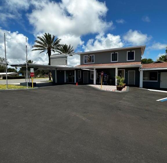 Отель Red Carpet Inn Daytona Beach