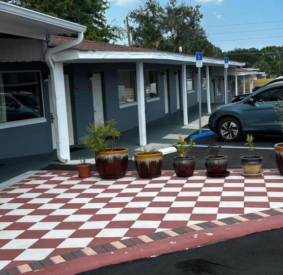 Отель Red Carpet Inn Daytona Beach