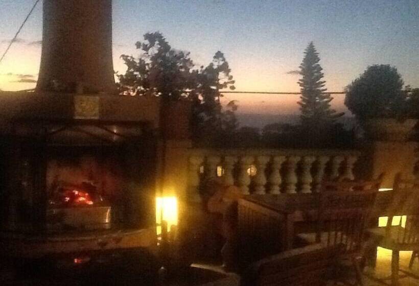 فندق Secret Garden Inn