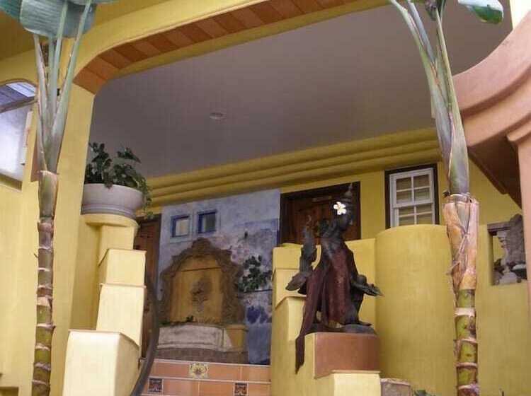 فندق Secret Garden Inn