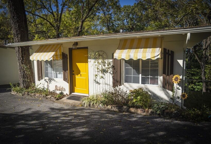 فندق Sherwood Court Cottages & Guest Rooms