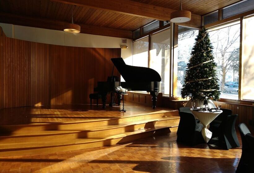 Отель Stone Chalet Bed & Breakfast Inn