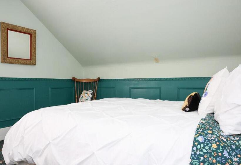 Отель Stone Chalet Bed & Breakfast Inn