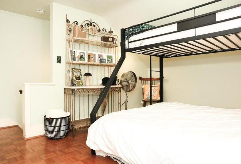 Отель Stone Chalet Bed & Breakfast Inn