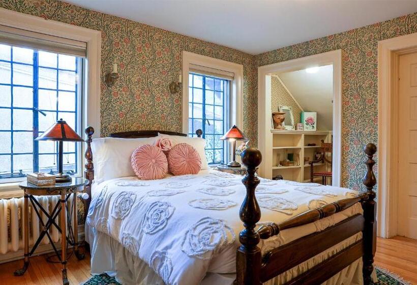 Отель Stone Chalet Bed & Breakfast Inn