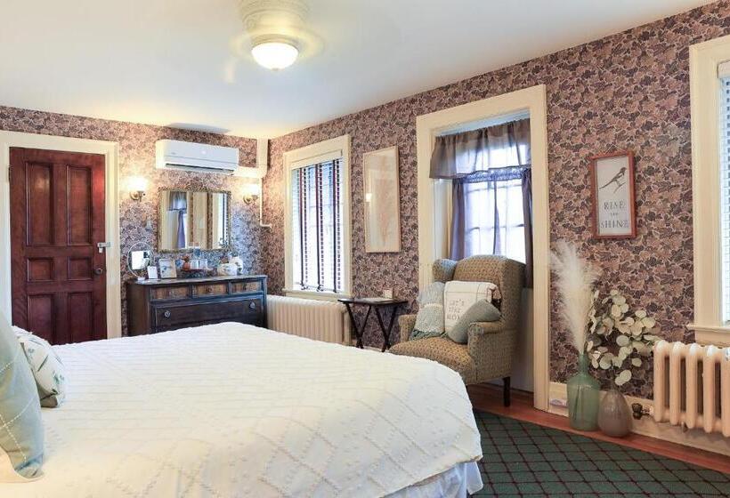 Отель Stone Chalet Bed & Breakfast Inn