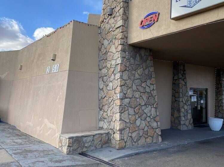 فندق Travelodge By Wyndham Farmington Hwy 64