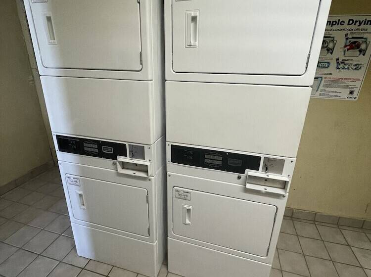 فندق Travelodge By Wyndham Farmington Hwy 64