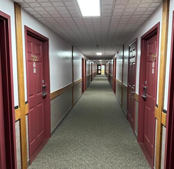 호스텔 Travellers Inn Fredericton Nb