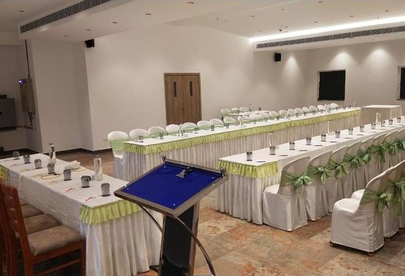 Отель Beeza Clubhouse