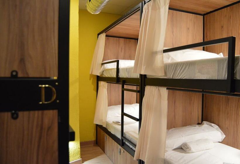 هتل کپسول Debod Hostel