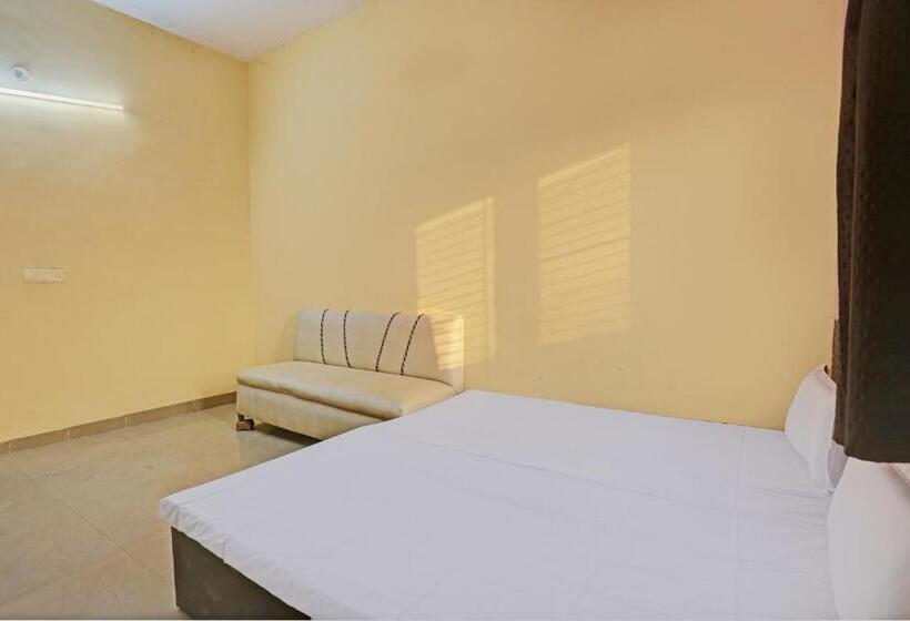 Отель Oyo Kamla Banquet Hall