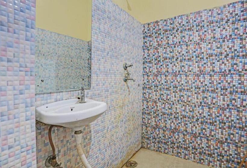 Отель Oyo Kamla Banquet Hall