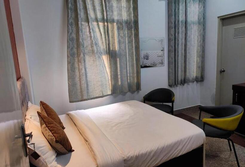 酒店 Reyansh Restaurant & Cafe