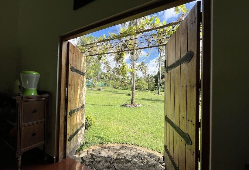 Hotel Rivendell Twisted Tree