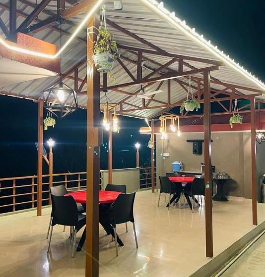 בית מלון כפרי The Blossom Glee