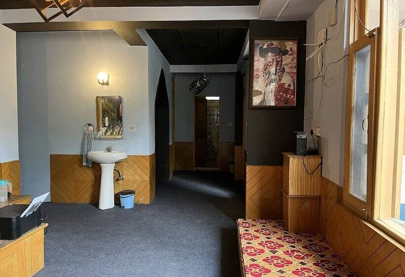 هتل The Locals By Roomshala