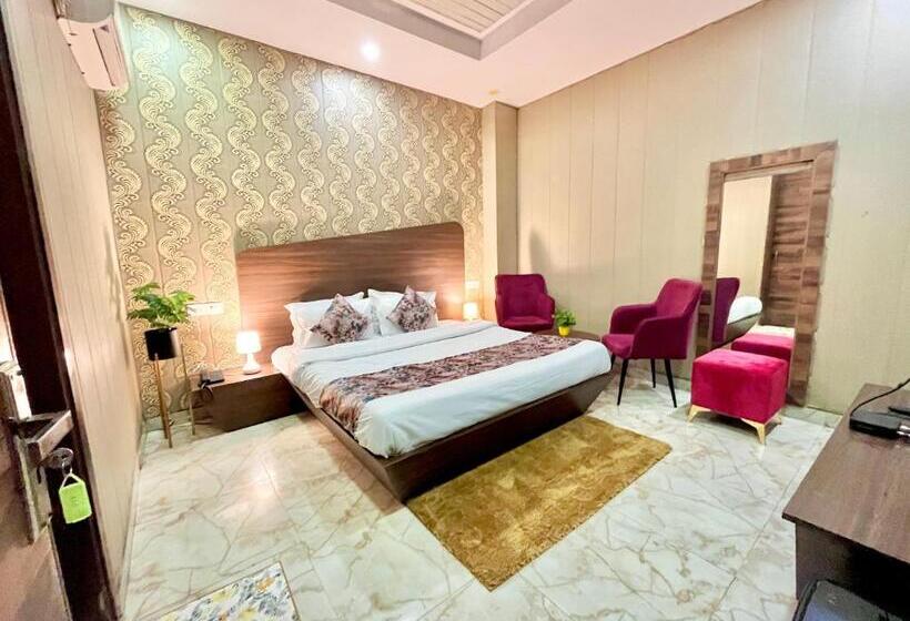 酒店 The Pearl, Zirakpur   A Luxury Family