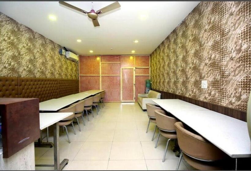 酒店 The Pearl, Zirakpur   A Luxury Family