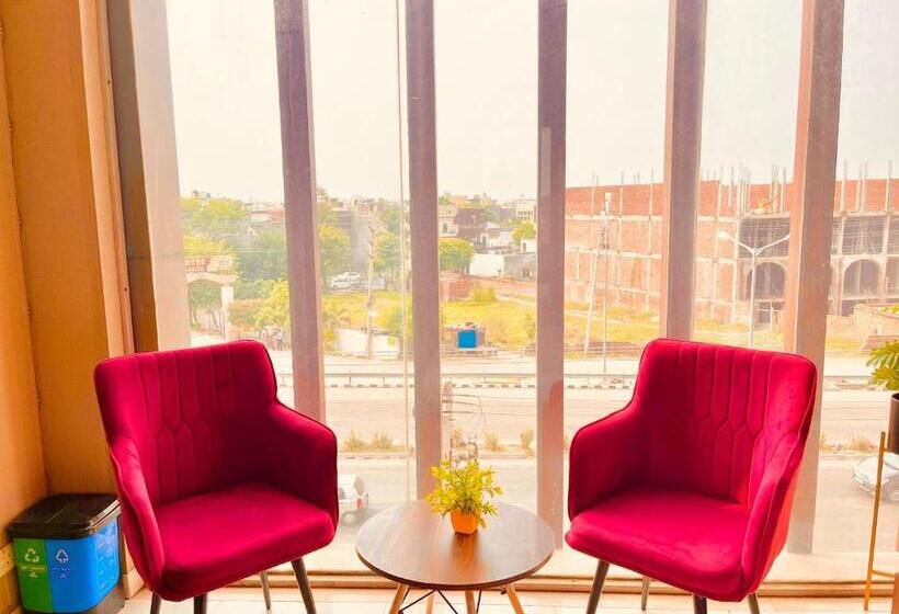 酒店 The Pearl, Zirakpur   A Luxury Family