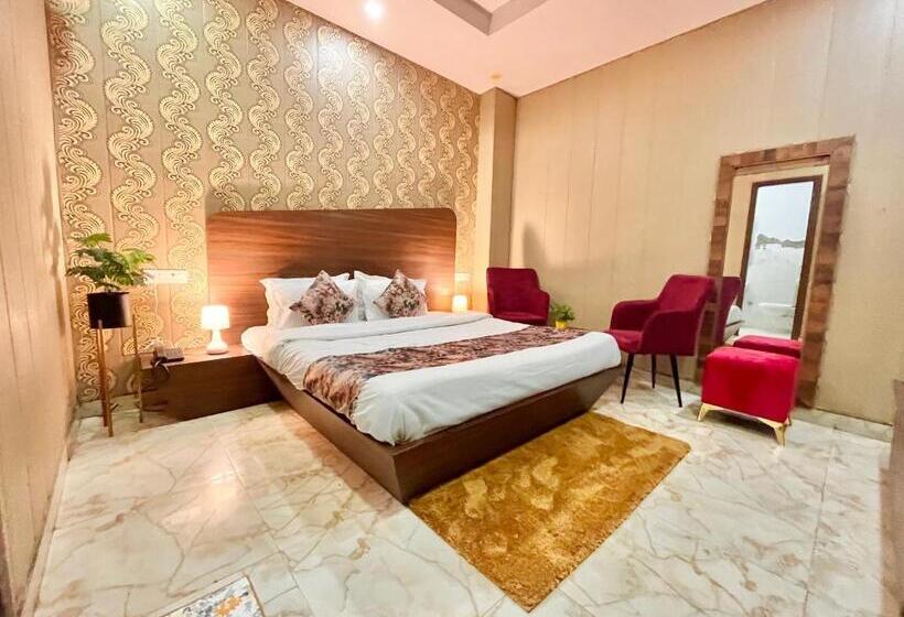 酒店 The Pearl, Zirakpur   A Luxury Family