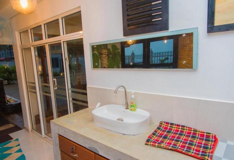 Mahi Beach Hotel & Restaurant