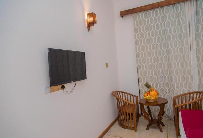 Mahi Beach Hotel & Restaurant