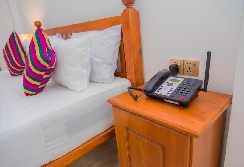 Mahi Beach Hotel & Restaurant