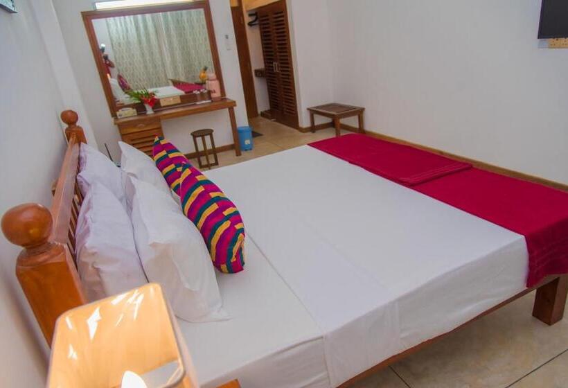 Mahi Beach Hotel & Restaurant