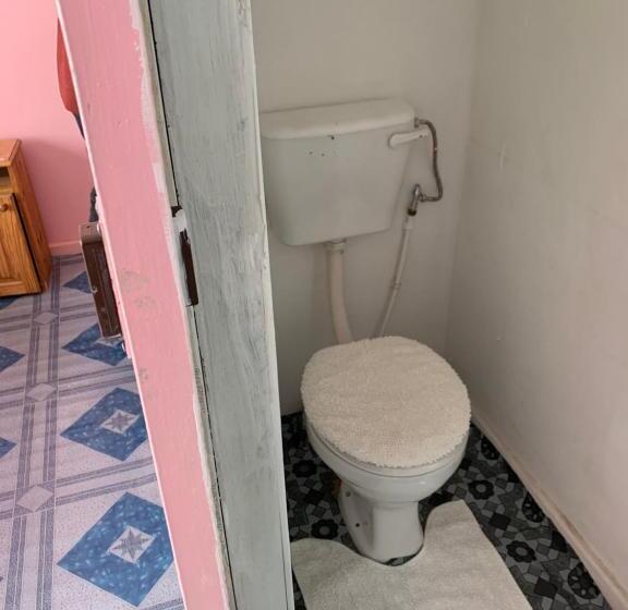 פנסיון A House , Akan Trust