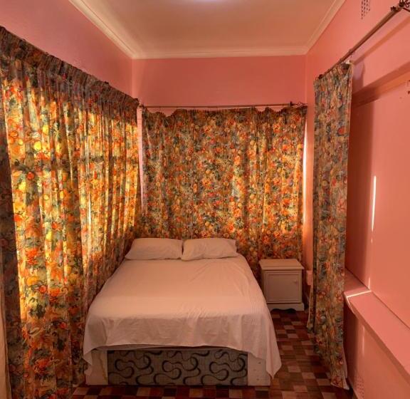 פנסיון A House , Akan Trust