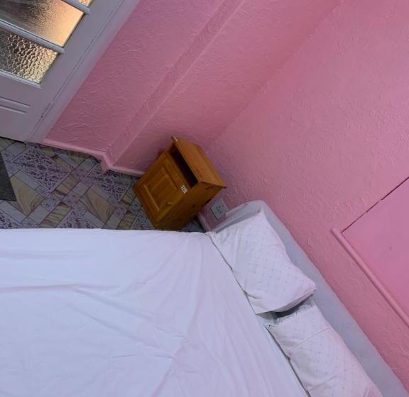 פנסיון A House , Akan Trust