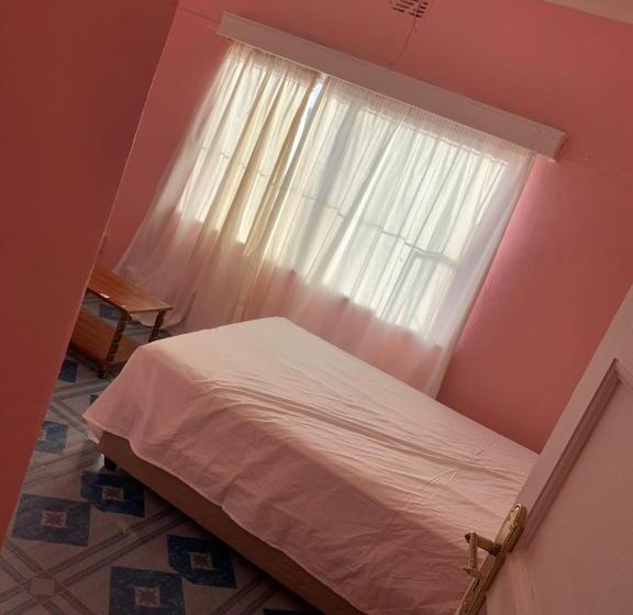 פנסיון A House , Akan Trust