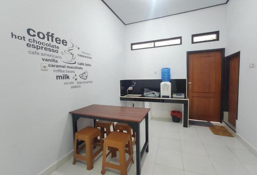 פנסיון Home Syariah Guest House Ampana