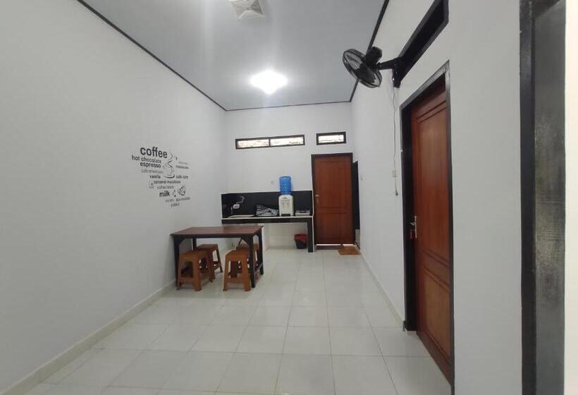 بنسيون Home Syariah Guest House Ampana