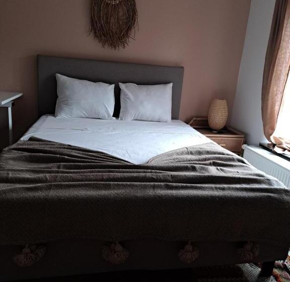 Пансион Chambres D Hôtes à  5min De Pairi Daiza Et  30min D Ath Et Mons