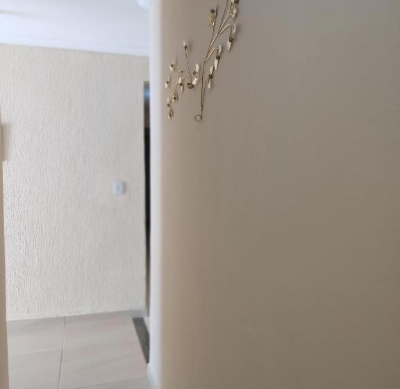 הוסטל Aloha Suites