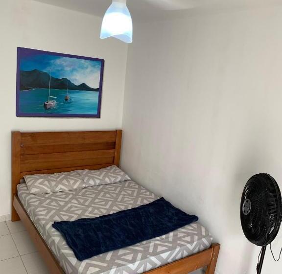 הוסטל Aloha Suites