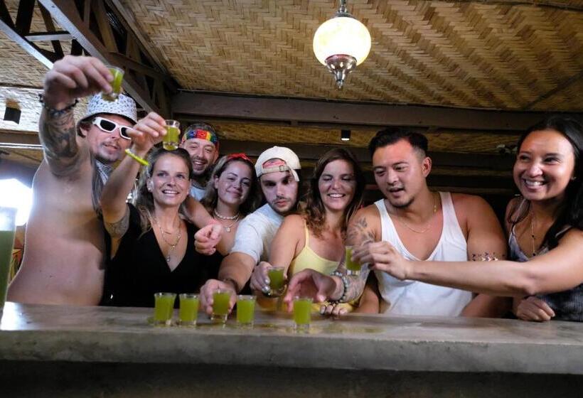 Общежитие Mad Monkey Siquijor