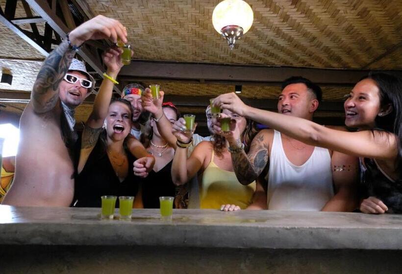 Общежитие Mad Monkey Siquijor