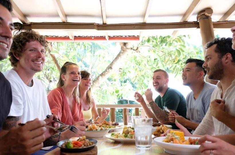 Общежитие Mad Monkey Siquijor