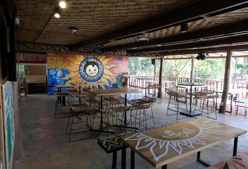 Общежитие Mad Monkey Siquijor