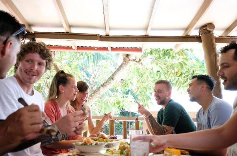 Общежитие Mad Monkey Siquijor