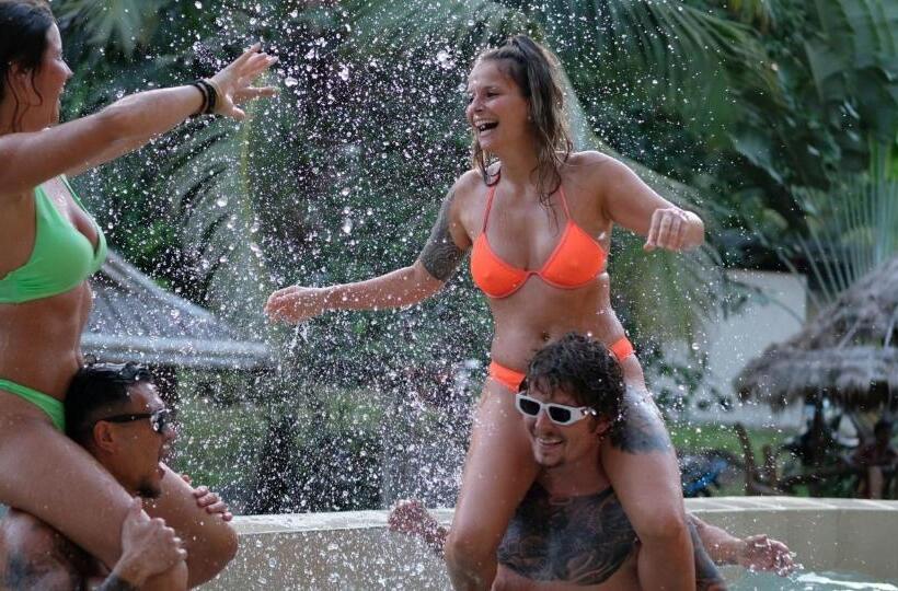 Общежитие Mad Monkey Siquijor