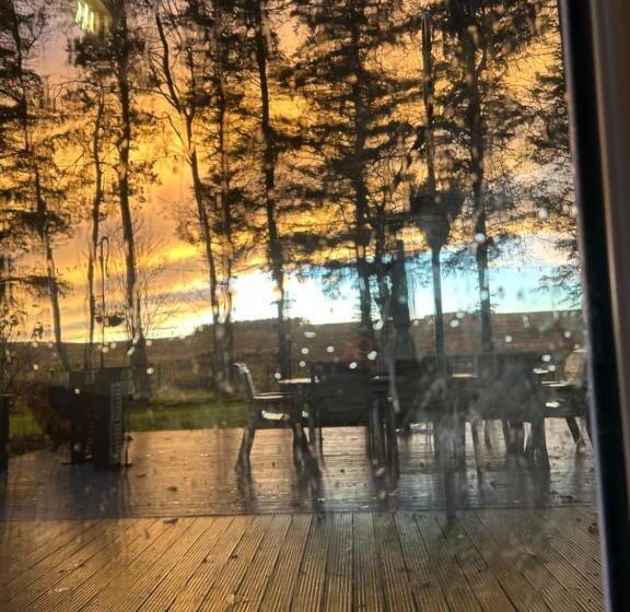 צימר Brownrigg Half A House & Garden