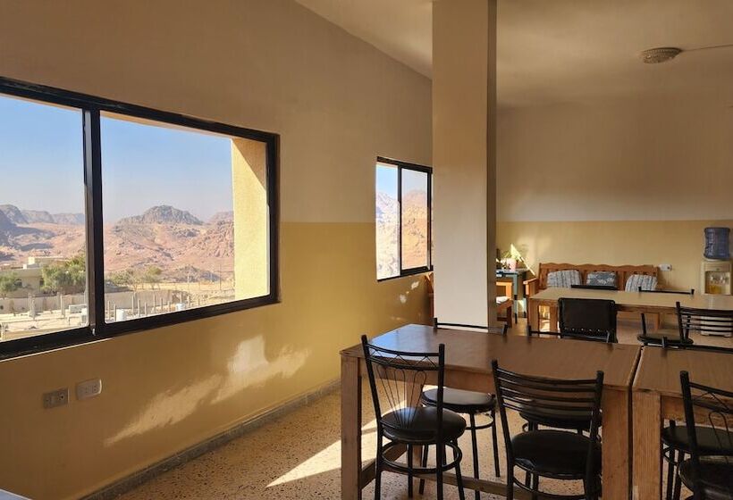 تختخواب و صبحانه Window On Petra