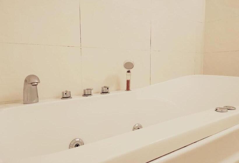 هتل Khách Sạn Cúc Phương